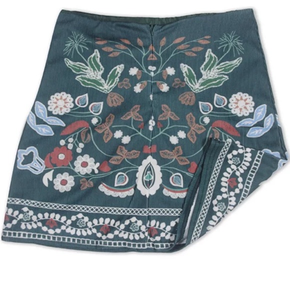 💕Host Pick Deep Green Unique Patterned Mini Skirt - Picture 2 of 5